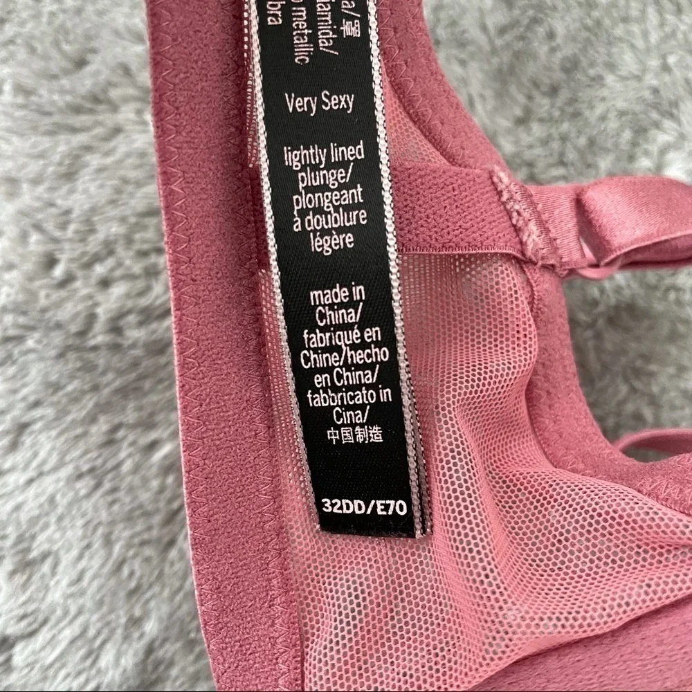 ictoria's Secret Very Sexy Pink Lace Lined Bra 32DD Shimmer Push Up Velvet